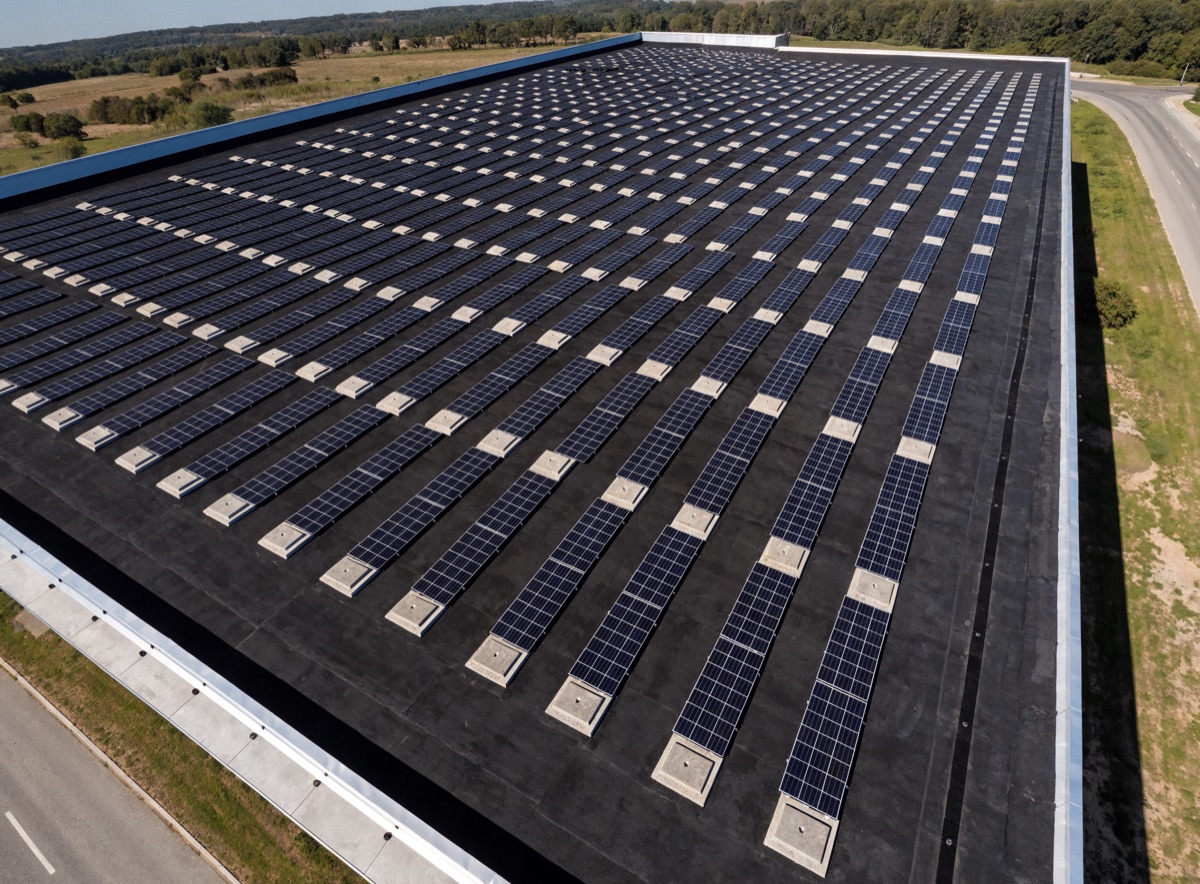 Bedrijfsdak met Resitrix EPDM en zonnepanelen op ballast