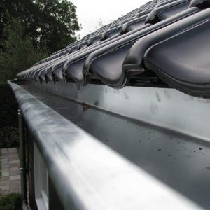 Plaatsing nieuwe dakgoot